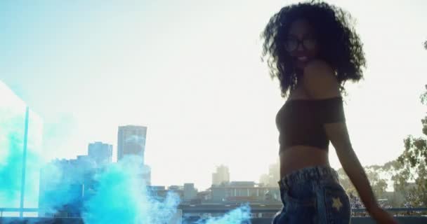 外煙手榴弾と踊る元気な幸せな女のスローモーション撮影 — ストック動画