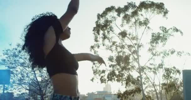 Повільний Рух Енергійної Щасливої Жінки Танцює Димовою Гранатою Надворі — стокове відео