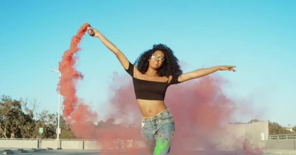 Lento Tiro Movimento Mulher Feliz Enérgica Dançando Com Granada Fumaça — Vídeo de Stock