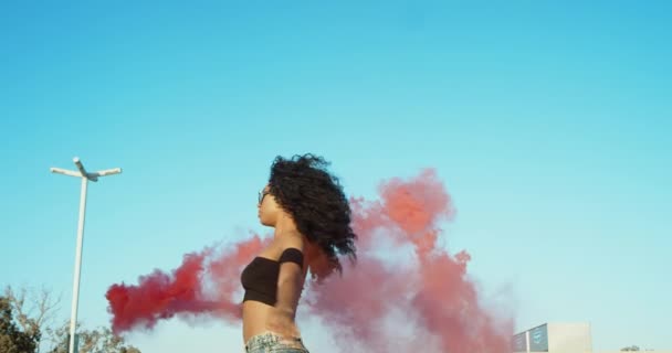 慢动作拍摄的精力充沛的快乐女子跳舞与烟雾手榴弹外 — 图库视频影像