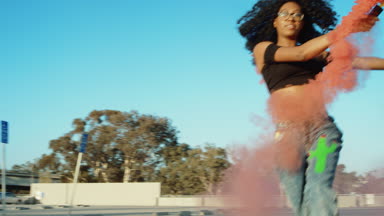 Yavaş çekim dışında duman el bombası ile dans enerjik mutlu kadın