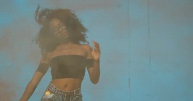 Yavaş çekim dışında duman el bombası ile dans enerjik mutlu kadın