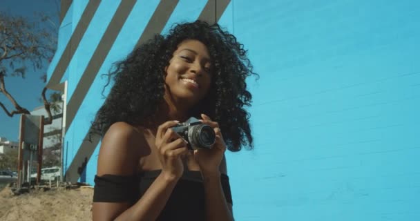 Slow Motion Shot Van Afrikaanse Amerikaanse Vrouw Spelen Met Filmcamera — Stockvideo