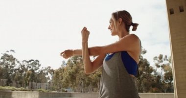 Taş köprü altında Yoga egzersiz yaparak genç güçlü kadın