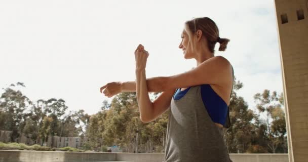 Jonge Sterke Vrouw Doen Yoga Oefening Onder Stenen Brug — Stockvideo