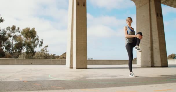 Jeune Femme Forte Faisant Exercice Yoga Sous Pont Pierre — Video