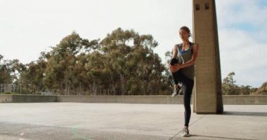 Taş köprü altında Yoga egzersiz yaparak genç güçlü kadın