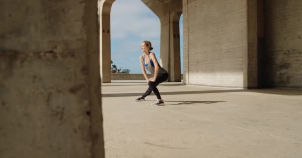Jonge Sterke Vrouw Doen Yoga Oefening Onder Stenen Brug — Stockvideo