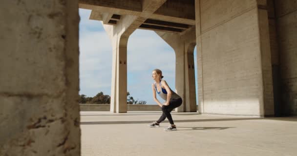 Junge Starke Frau Macht Yoga Übungen Unter Steinbrücke — Stockvideo