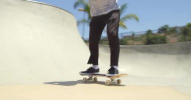 Genç hipster adam skatepark içinde kaykay pratik 