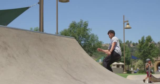Mladí Bokovky Člověk Cvičí Skateboardingu Skateparku — Stock video
