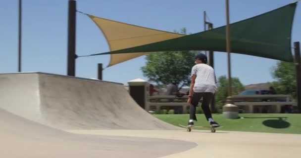 Unga Hipster Man Öva Skateboard Skatepark — Stockvideo