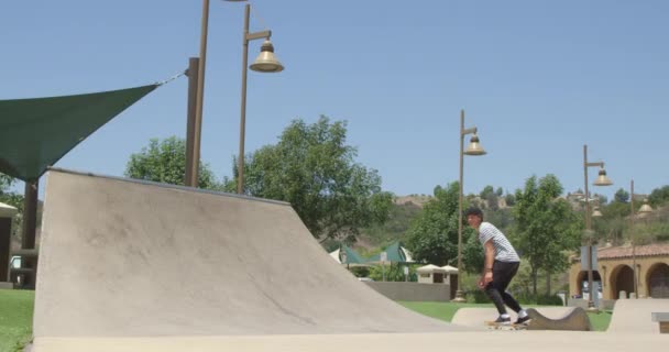 Jonge Hipster Man Skateboarden Skatepark Beoefenen — Stockvideo