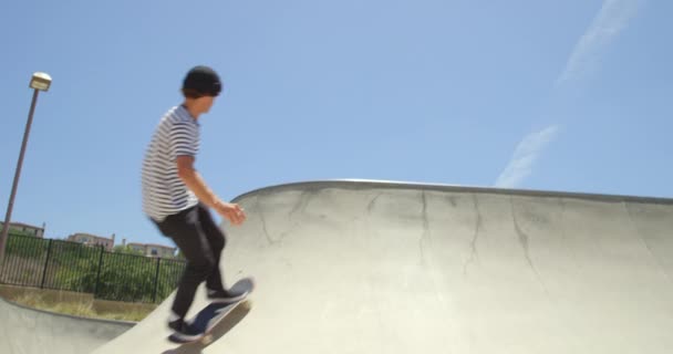 Unga Hipster Man Öva Skateboard Skatepark — Stockvideo