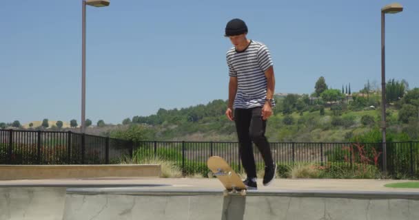 年轻的时髦男子在 Skatepark 滑板练习 — 图库视频影像