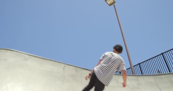 年轻的时髦男子在 Skatepark 滑板练习 — 图库视频影像