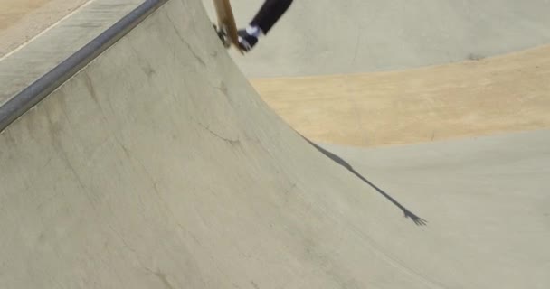 年轻的时髦男子在 Skatepark 滑板练习 — 图库视频影像