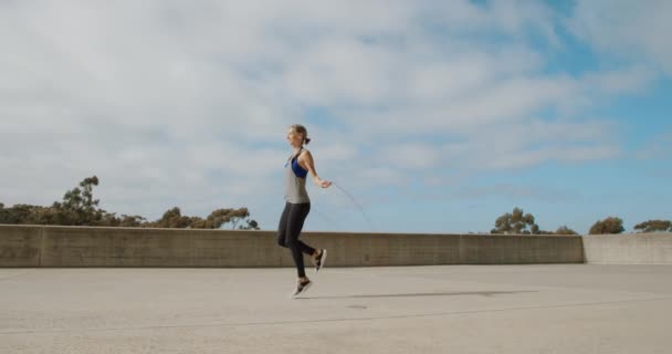 跳跃的年轻强的妇女跳绳索 — 图库视频影像