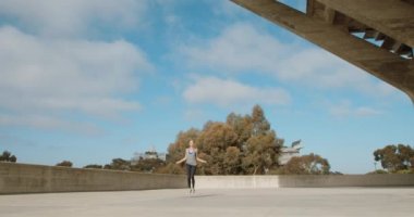 Güçlü kadın üzerinde ip atlama atlama