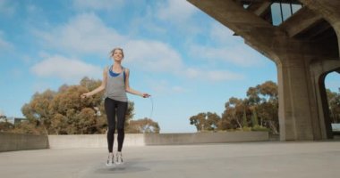 Güçlü kadın üzerinde ip atlama atlama