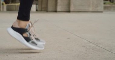 Kadın ayakları üzerinde ip atlama atlama görünümü Kapat