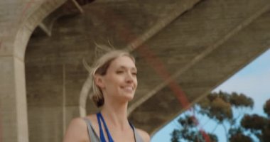 Güçlü kadın üzerinde ip atlama atlama