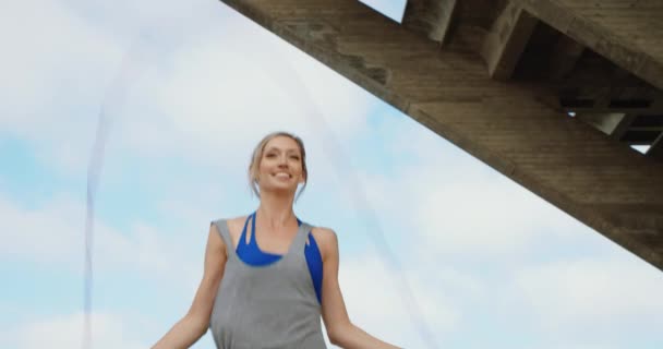 Молодая Сильная Женщина Прыгает Скакалке — стоковое видео