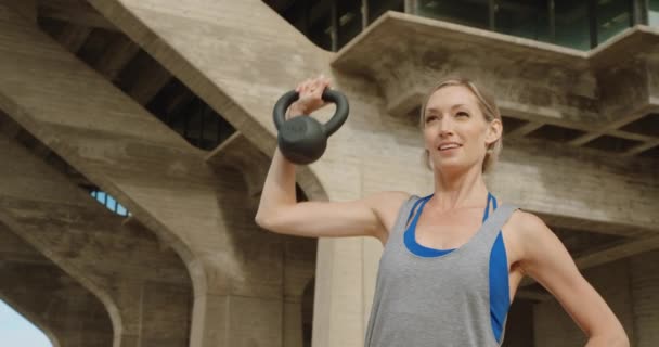 Taş Köprü Altında Kettlebell Ile Egzersiz Yaparak Genç Güçlü Kadın — Stok video