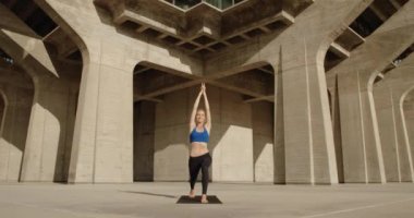 Taş köprü altında Yoga egzersiz yaparak genç güçlü kadın