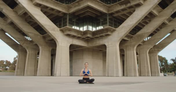 Jovem Mulher Meditando Sob Ponte Pedra — Vídeo de Stock