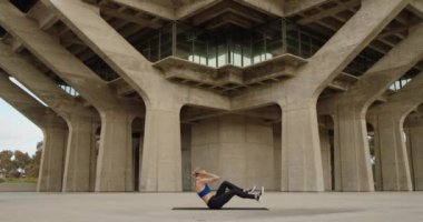 Taş köprü altında Yoga egzersiz yaparak genç güçlü kadın