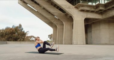 Taş köprü altında Yoga egzersiz yaparak genç güçlü kadın