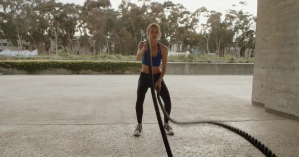 Jovem Mulher Forte Fazendo Exercício Com Cordas — Vídeo de Stock