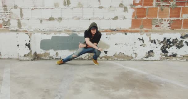 Młody Mężczyzna Tańczy Hip Hop Ulicy Przed Murem Miasta — Wideo stockowe