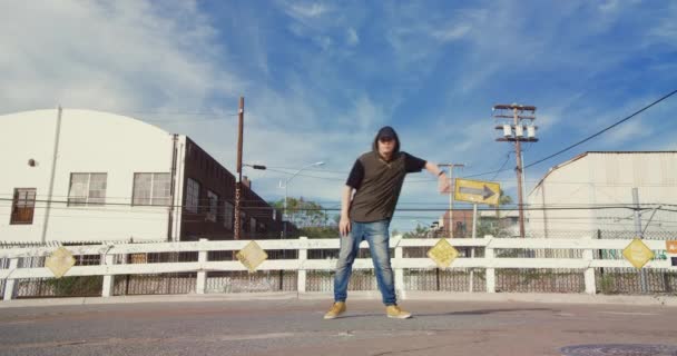 Joven Bailando Hip Hop Calle Ciudad Bajo Cielo Azul — Vídeos de Stock