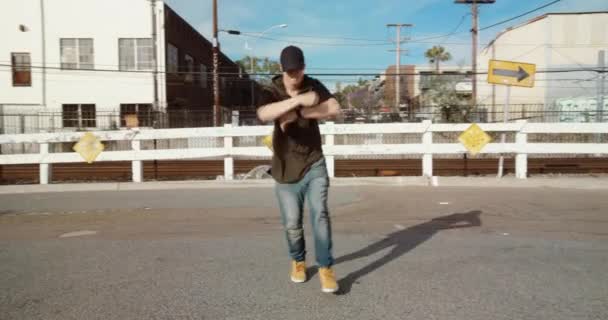 Jonge Man Dansende Hip Hop Stad Straat Onder Blauwe Hemel — Stockvideo