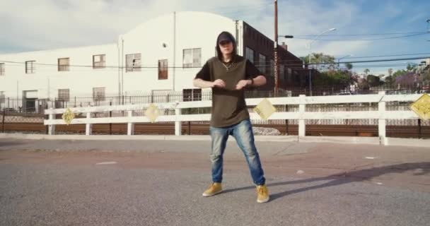 Jonge Man Dansende Hip Hop Stad Straat Onder Blauwe Hemel — Stockvideo