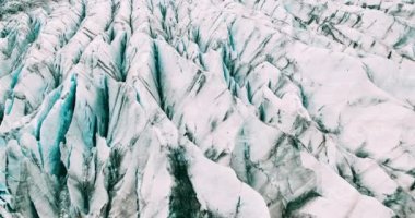 İzlanda kanyonda dev buzul üzerinde uçan havadan görünümü 
