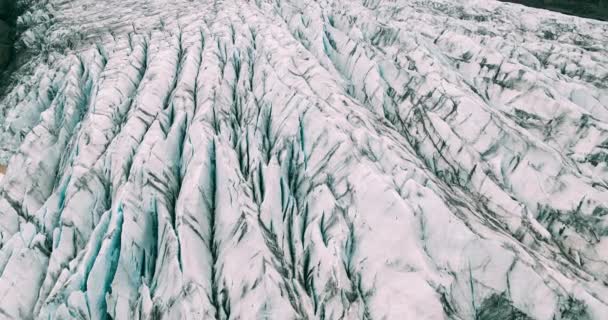アイスランドで巨大な氷河渓谷の上を飛んで空撮 — ストック動画