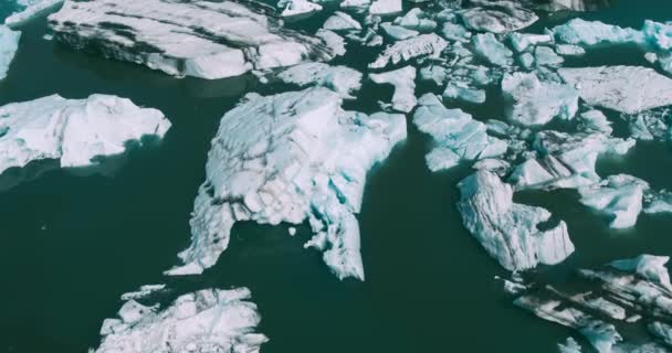 トップダウンのアイスランドのラグーンに浮かぶ氷河氷山の航空写真 — ストック動画