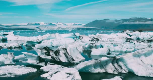 冰岛有巨大冰山的美丽的蓝色冰川泻湖鸟瞰图 — 图库视频影像