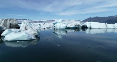 Hava güzel Jokulsarlon mavi buzul lagün ile İzlanda'daki dev buzdağları görünümünü uçan düşük 