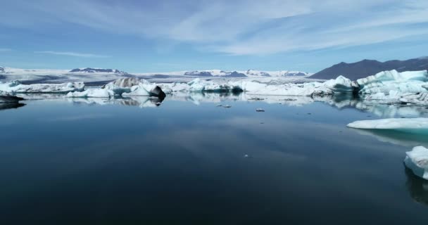低飞行鸟瞰美丽的 Jokulsarlon 蓝色冰川泻湖与巨大冰山在冰岛 — 图库视频影像