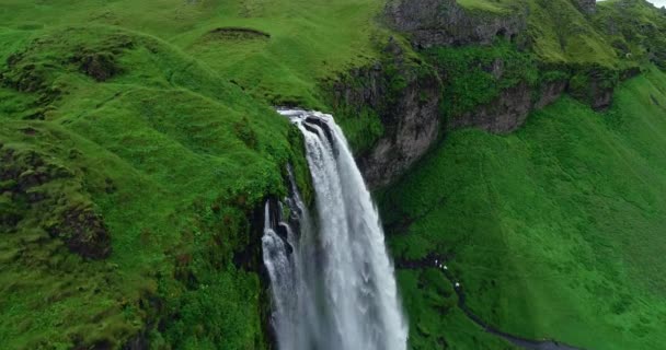 在冰岛缓慢运动的戏剧性巨型瀑布 Seljalandsfoss 的鸟瞰图 — 图库视频影像