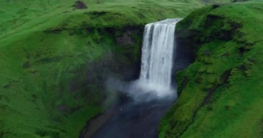 Ağır çekim muhteşem ünlü şelale Skogafoss İzlanda'daki havadan görünümü