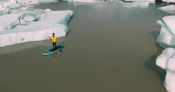 Vue Aérienne Homme Portant Imperméable Jaune Vif Pagayant Debout Sur — Video