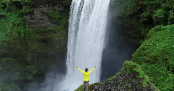 Man Dragen Gele Regenjas Genieten Van Uitzicht Gigantische Waterval Ijsland — Stockvideo