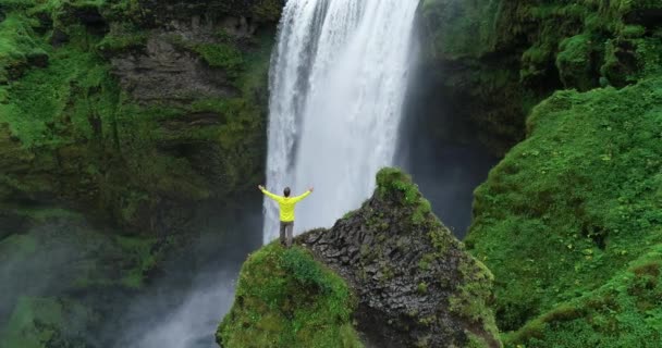 Mannen Bär Gul Regnrock Njuter Utsikt Över Jätte Vattenfall Som — Stockvideo