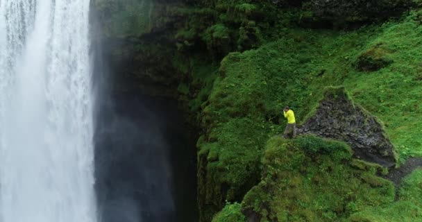 Man Wearing Yellow Raincoat Enjoying View Giant Waterfall Flowing Iceland — Stock Video