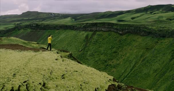 Man Wearing Yellow Raincoat Enjoying View Giant Waterfall Flowing Iceland — Stock Video